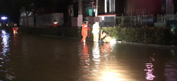 제8호 태풍 바비가 북상한 지난 26일 오후 전남 순천시 가곡동 한 도로가 침수돼 소방대원들이 하수구 배수 작업을 하고 있다. /연합뉴스