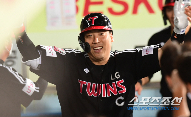 KBO리그 삼성라이온스와 LG트윈스의 경기가 26일 대구삼성라이온스파크에서 열렸다. LG 김현수가 3회초 2사 1루에서 중월 투런 홈런을 치고 동료들의 축하를 받고 있다.
대구=최문영 기자 deer@sportschosun.com /2020.08.26/