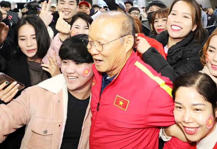 지난해 12월 동남아시안(SEA) 게임에서 우승한 이후 귀국한 박항서 베트남 축구대표팀 감독이 김해국제공항에 모여든 환영 인파와 함께 사진을 찍는 모습. 