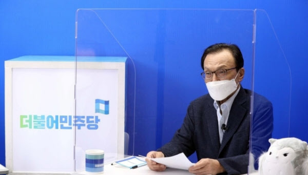 더불어민주당 이해찬 대표가 28일 온라인 기자회견에서 발언하고 있다./연합뉴스