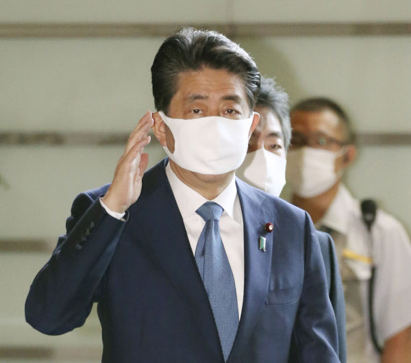 아베 신조(安倍晋三) 일본 총리가 28일 오전 마스크를 착용하고 일본 총리관저에 들어가고 있다. /연합뉴스