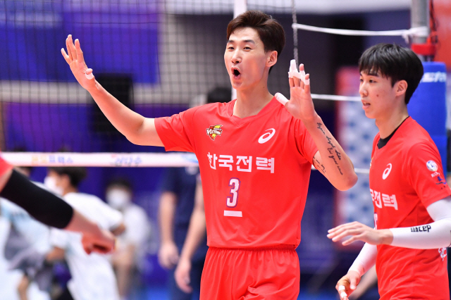 29일 충북 제천체육관에서 열린 대한항공과의 2020년 MG새마을금고컵 프로배구대회 결승전에서 한국전력 박철우가 동료들을 진정시키고 있다. 사진제공=KOVO