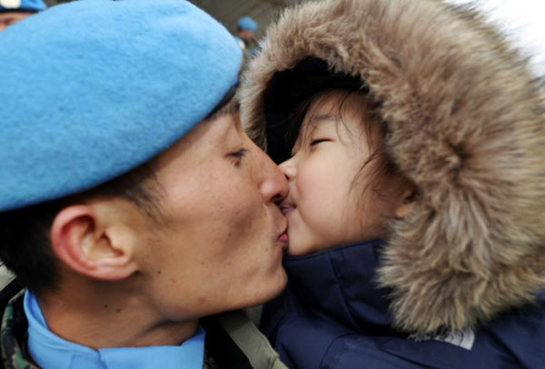 동명부대 23진 환송식’에서 한 부대원이 딸과 작별 인사를 하고 있다. '아빠 잘 다녀오세요!' /연합뉴스