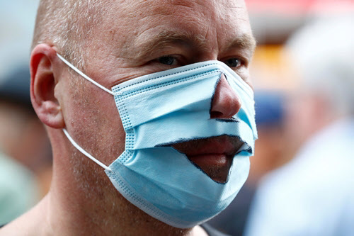 A man in a mask who deliberately punctured the area covering his mouth and nose / Reuters Yonhap News