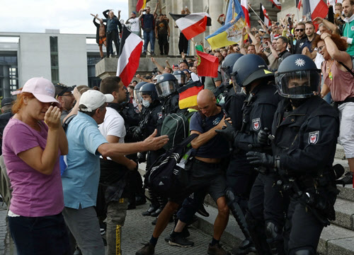 Some protesters clashed violently with the police while trying to enter parliament./Reuters Yonhap News