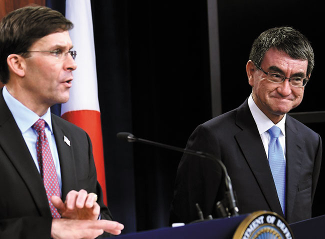 마크 에스퍼(왼쪽) 미국 국방장관과 고노 다로(河野太郞) 일본 방위상이 지난 1월 14일 미 국방부 청사에서 회담 후 공동 기자회견을 하고 있다.