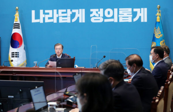 President Moon Jae-in chairs a meeting of chiefs and advisers at the Blue House on the 31st. / Yunhap news