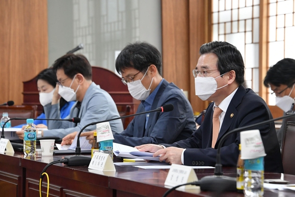 김용범 기획재정부 차관이 15일 서울 광화문 정부서울청사에서 열린 '한국판 뉴딜 자문단 위촉 및 안전망강화분과 제1차 회의'에서 발언하고 있다./연합뉴스