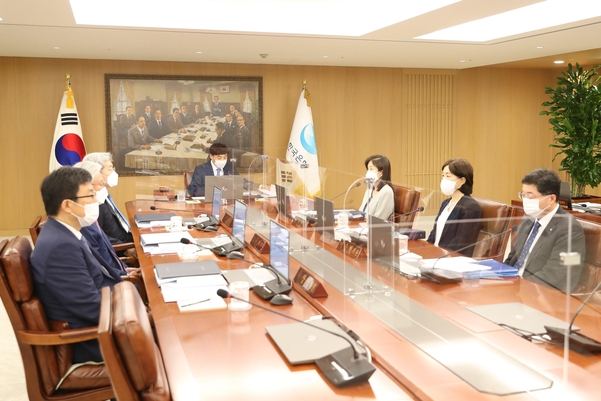 이주열 한국은행 총재(가운데)가 지난달 27일 서울 중구 한은 본관에서 열린 금융통화위원회 본회의에서 회의를 주재하고 있다./한은 제공