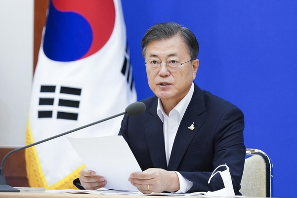 문재인 대통령은 지난 10일 청와대에서 주재한 8차 비상경제회의에서 '13세 이상 전 국민에게 2만원 통신비 지원' 관련, "코로나로 인해 자유로운 대면 접촉과 경제 활동이 어려운 국민 모두를 위한 정부의 작은 위로이자 정성"이라고 말했다. /연합뉴스