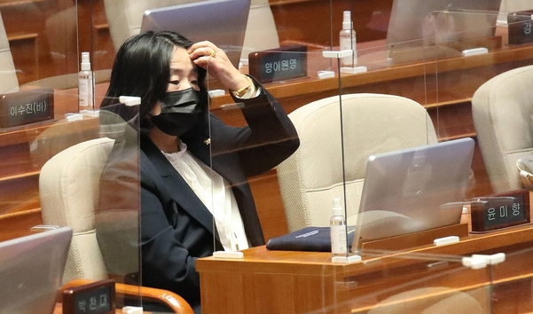 더불어민주당 윤미향 의원이 15일 오후 외교·통일·안보 분야 대정부질문이 열린 국회 본회의장에서 생각에 잠겨 있다./연합뉴스