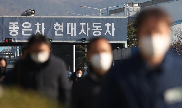 현대자동차 울산공장을 근로자들이 나서고 있다. /연합뉴스