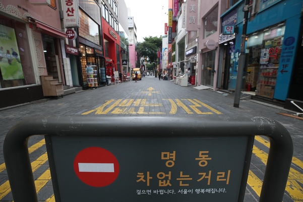 '사회적 거리 두기 2.5단계' 시행됐던 지난달 31일 서울 중구 명동 거리가 한산하다. /연합뉴스