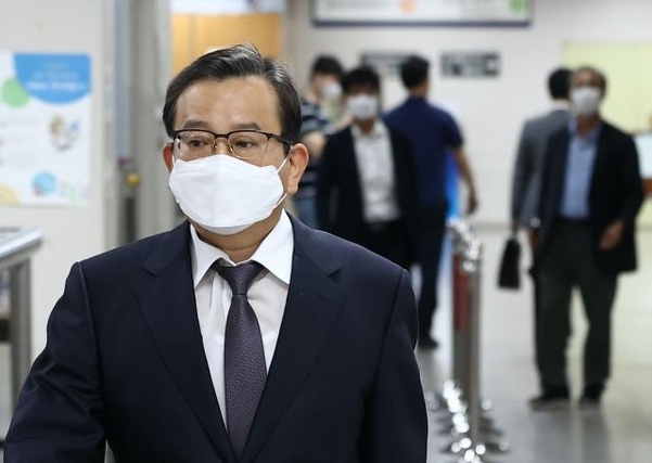 김학의 전 법무부 차관이 16일 오후 서초구 서울고법에서 열리는 2심 재판에 출석하기 위해 법정으로 향하고 있다. /연합뉴스