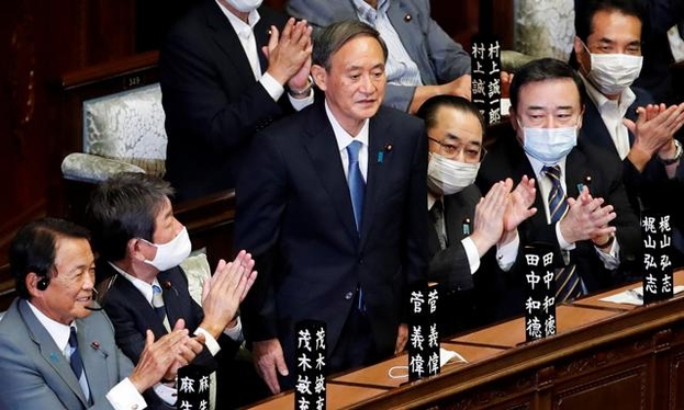 스가 요시히데 일본 신임 총리가 16일 중의원에서 새 총리로 선출된 직후 일어서 의원들의 박수를 받고 있다. /로이터=연합뉴스