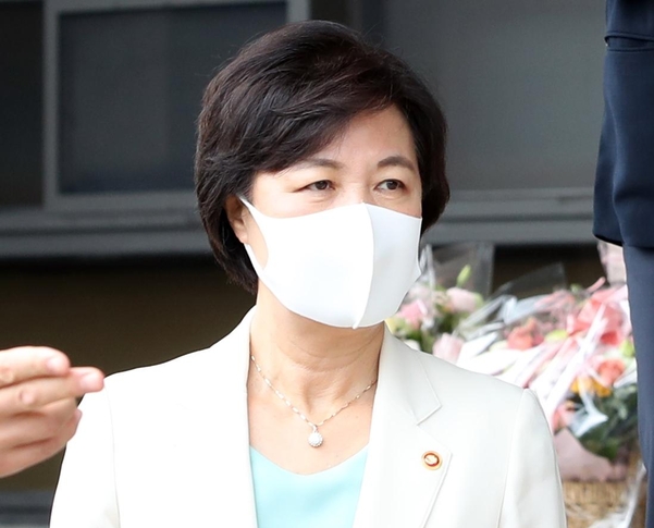 추미애 법무부 장관이 16일 경기도 정부과천청사 법무부를 나서고 있다./연합뉴스