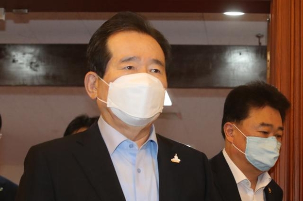 정세균 국무총리가 22일 오전 서울 종로구 정부서울청사에서 국무위원들과 함께 대통령 주재로 열리는 국무회의에 참석하고 있다. /뉴시스