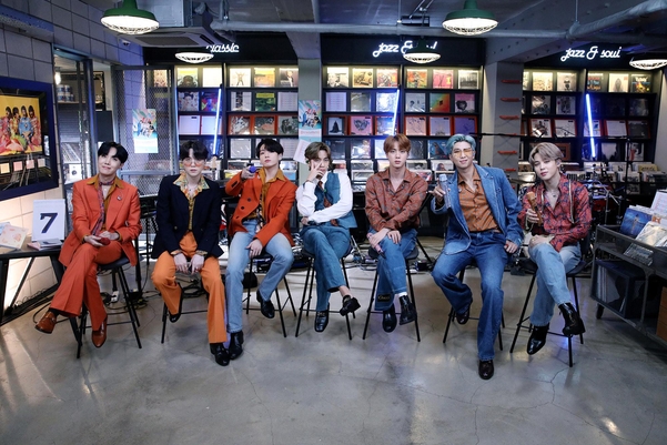 그룹 방탄소년단(BTS)이 미국 공영 라디오방송 NPR의 유명 음악 프로그램 '타이니 데스크 콘서트'(Tiny Desk Concert)에 처음으로 출연했다. 지난 21일 NPR 뮤직이 올린 공연 영상에서 방탄소년단 멤버들은 복고풍 의상을 입고 밴드 세션과 함께 신곡 '다이너마이트', 2016년 곡 '세이브 미', 2017년 곡 '봄날' 등 3곡을 불렀다./연합뉴스