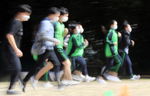 15일 오전 광주 북구 경신중학교에서 북구체력인증센터의 '찾아가는 체력 인증의 날' 행사에 참여한 학생들이 오랜만에 운동장에 나와 체력 측정을 받고 있다./연합뉴스