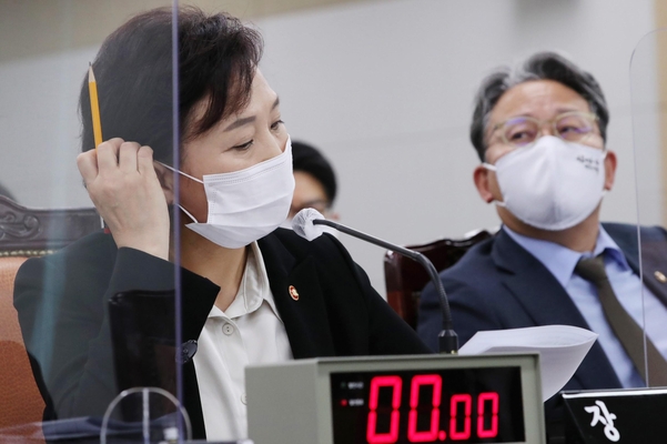 김현미 국토교통부 장관이 16일 세종시 정부세종청사에서 열린 국회 국토교통위원회의 국토교통부, 행정중심복합도시건설청, 새만금개발청에 대한 국정감사에서 위원들의 질의에 답변하며 자료를 살피고 있다. /연합뉴스
