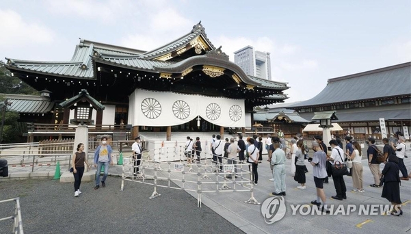 패전 75주년 야스쿠니신사 찾은 참배객들/연합뉴스