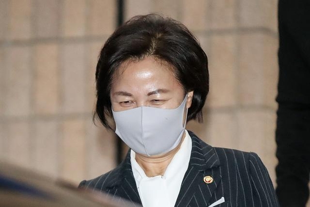 추미애 법무부 장관이 지난 15일 오후 경기 과천 법무부 청사에서 업무를 마친 후 퇴근하고 있다. /뉴시스