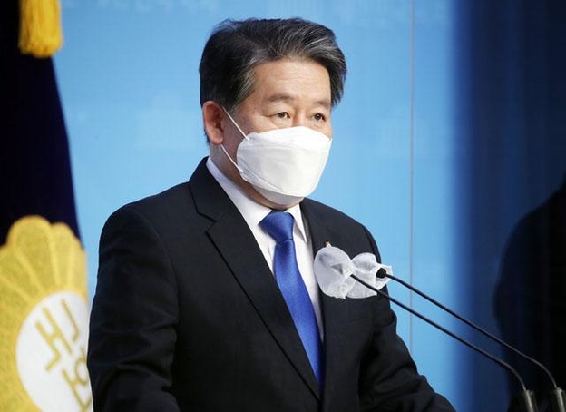 더불어민주당 김경협 의원이 18일 국회 소통관에서 옵티머스 펀드투자 관련 권력형 게이트가 아님을 밝히며 주호영 국민의힘 원내대표의 사과를 촉구하고 있다. /연합뉴스