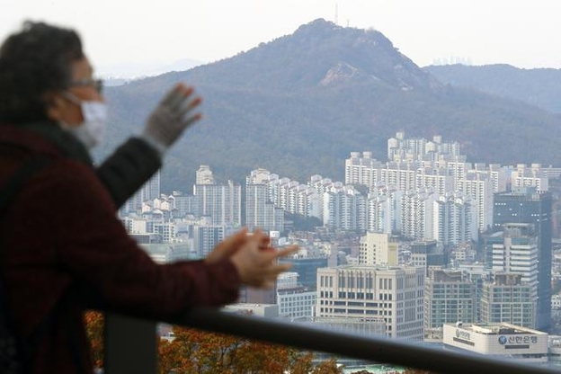 지난 25일 오후 서울 중구 남산 서울N타워에서 서울시내 아파트 단지가 보이고 있다. /뉴시스
