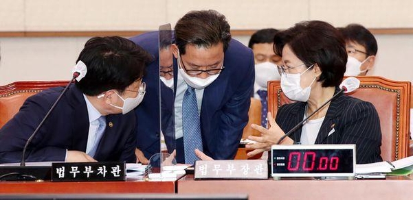 추미애 법무부 장관이 지난 10월 12일 국회 법제사법위원회 법무부 국정감사에 앞서 고기영(왼쪽) 차관, 심재철(가운데) 검찰국장과 대화를 하는 모습.