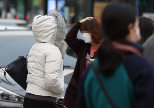 최저기온이 큰 폭으로 떨어져 쌀쌀해진 20일 오전 서울 광화문네거리에서 시민들이 발걸음을 재촉하고 있다. /연합뉴스