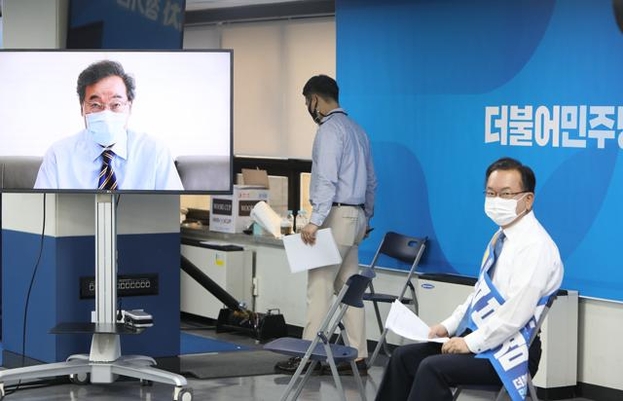 지난 8월 29일 더불어민주당 당사에서 열린 '제4차 전국대의원대회'에서 자가격리 중인 이낙연 당시 당대표 후보(기호1번)가 영상 정견 발표를 하는 동안 기호 2번 김부겸 후보가 차례를 기다리고 있다. 이번 전당대회는 민주당 유튜브 채널 '씀TV'를 통해 온택트(온라인을 통한 비대면)방식으로 진행됐다. /연합뉴스