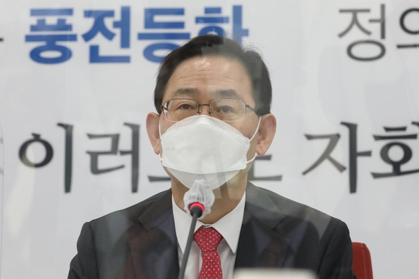 국민의힘 주호영 원내대표가 25일 오전 국회에서 법조계 출신 의원들과 추미애 법무부 장관의 윤석열 검찰총장 직무배제·징계청구와 관련해 대책 논의하고 있다./연합뉴스