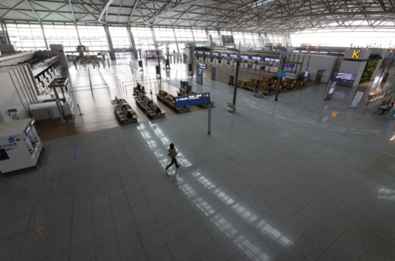 신종 코로나 바이러스 감염증의 영향으로 텅 비어있는 9월 인천국제공항 터미널./연합뉴스