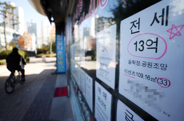 지난 8일 서울의 한 부동산중개업소에 매매·전세·월세 관련 정보가 붙어 있다. /연합뉴스