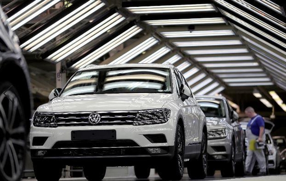 [줌인] “I can’t make a car without semiconductor”  Production cuts successively including Volkswagen and Honda