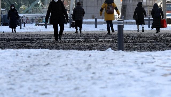 Seoul City, confused by’prolonged snow removal’, enters the first stage of emergency work for afternoon snowfall forecast