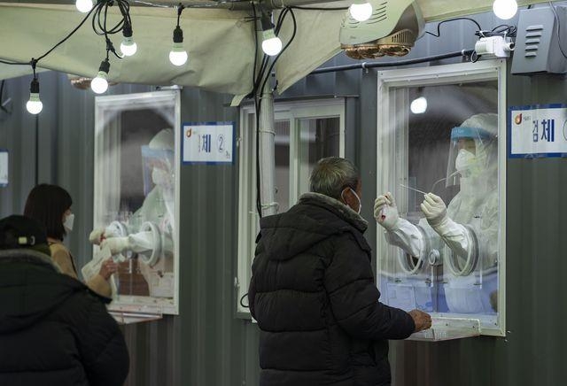 지난 3일 서울역 광장에 마련된 코로나19 중구임시선별검사소에서 검사가 진행되는 모습. /박상훈 기자
