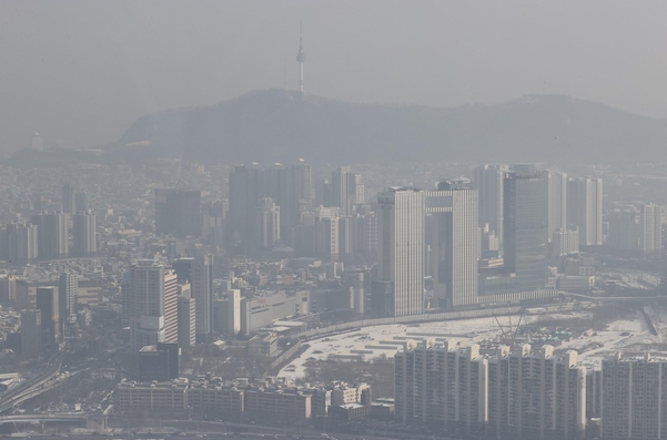 수도권 지역에 미세먼지 농도가 '나쁨' 수준을 보이는 13일 오전 서울 영등포구 63빌딩 전망대에서 바라본 서울 시내 일대가 뿌옇다. /연합뉴스