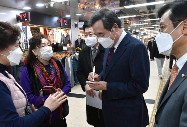 이낙연 더불어민주당 대표가 14일 서울 영등포 지하상가를 방문해 상인들의 고충을 메모하고 있다. /연합뉴스