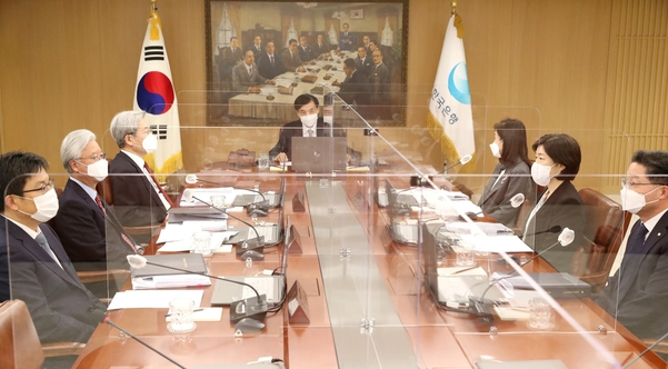 이주열 한국 은행 총재, “주가가 매우 빠르게 오르는 속도가 걱정된다”(일반)