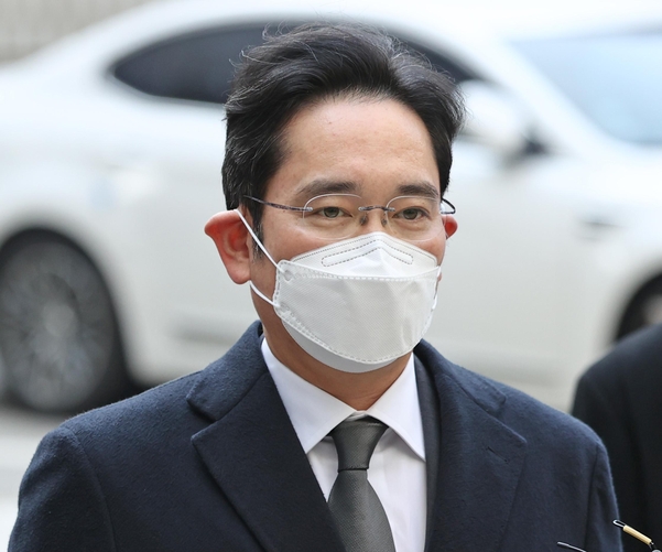 이재용 삼성전자 부회장이 지난달 7일 오후 서울 서초구 서울고등법원에서 열리는 '국정농단' 사건 파기환송심 속행 공판에 출석하기 위해 법정으로 향하고 있다./연합뉴스