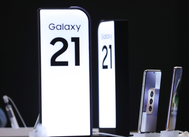 ‘Galaxy S21’ self-sufficient phone popularity… cheap phone laughs and carriers cry