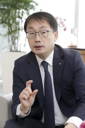 KT 이상모, 네이버 · 카카오와 싸울 ‘한국판 넷플릭스’설립