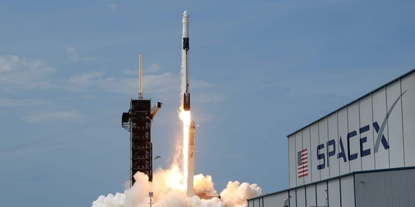 머스크의 SpaceX, 최초의 개인 우주 여행 승객 발표