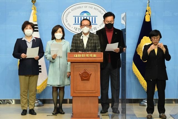 野 “거짓 주인 김명수, 17 일 국회 출석 의혹