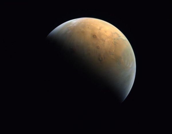 UAE 화성 탐사선 ‘아말’이 첫 번째 화성 사진을 보냈습니다.