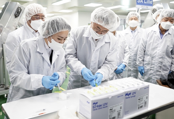 Japan and President Wen visited a special syringe company to purchase 80 million units