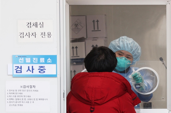 [속보] 332 new coronavirus confirmed…  Decreased to 300 in one week