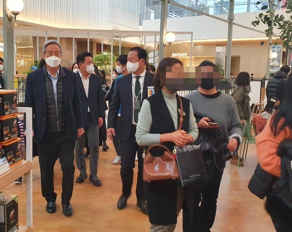 정지선(왼쪽에서 두번째) 현대백화점그룹 회장과 정몽준(왼쪽에서 첫번째) 아산재단 이사장이 26일 서울 여의도에 위치한 더현대서울을 둘러보고 있다./이현승 기자