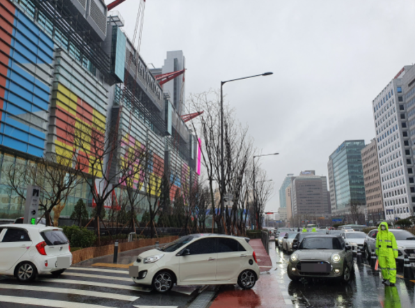 “줄을 서라”… 여의도 ‘The Hyundai Seoul’비에도 붐비다